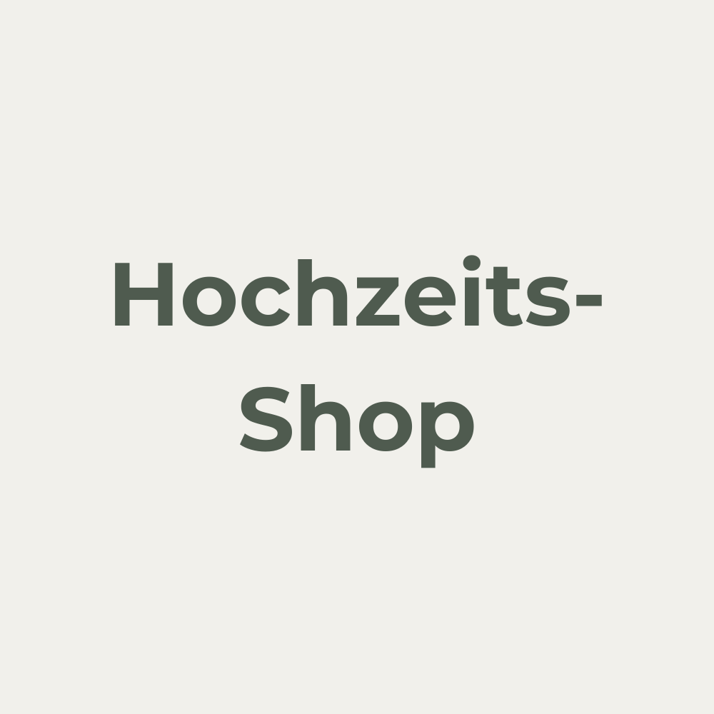 Moderne Hochzeits- und Eventplanung Schwarzwald – eine Person arbeitet an einem Laptop, umgeben von frischen Blumen, einem Smartphone und einer Tasse Kaffee. Die stilvolle, minimalistische Arbeitsumgebung steht für kreative Planung und Organisation von Hochzeiten und Events im Schwarzwald.